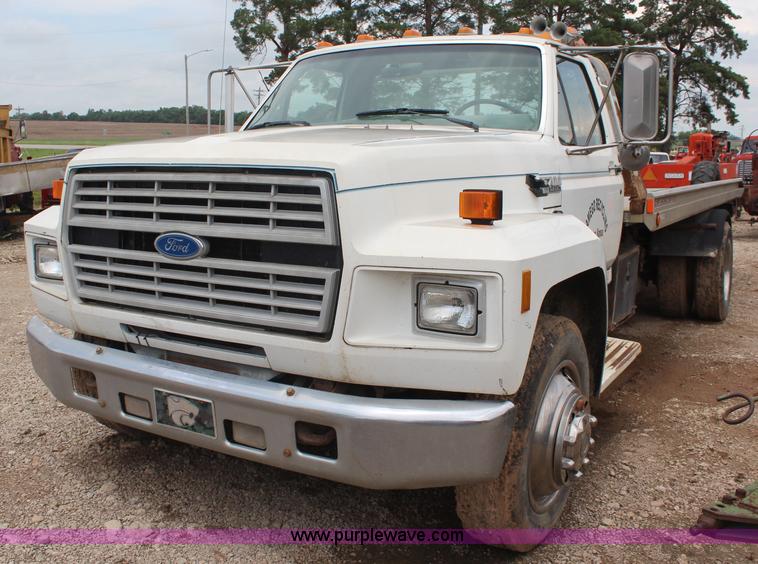 image for item BO9375 1994 Ford F700 rollback truck