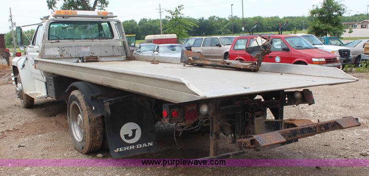 image for item BO9375 1994 Ford F700 rollback truck