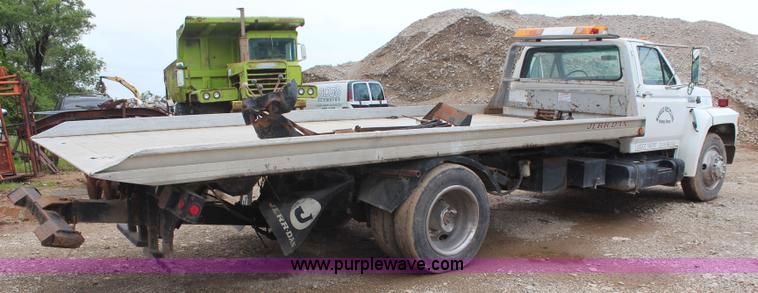 image for item BO9375 1994 Ford F700 rollback truck