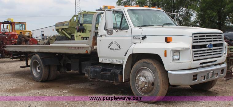 image for item BO9375 1994 Ford F700 rollback truck