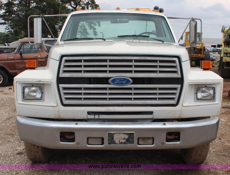 image for item BO9375 1994 Ford F700 rollback truck