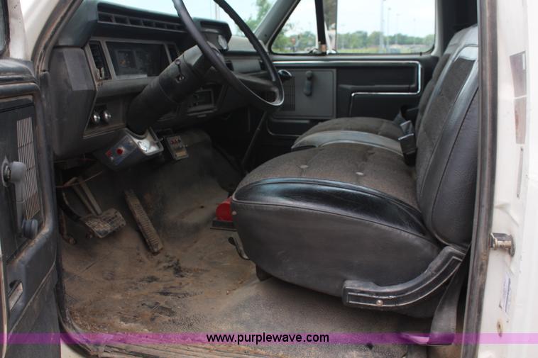 image for item BO9375 1994 Ford F700 rollback truck