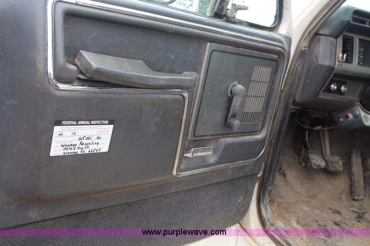 image for item BO9375 1994 Ford F700 rollback truck