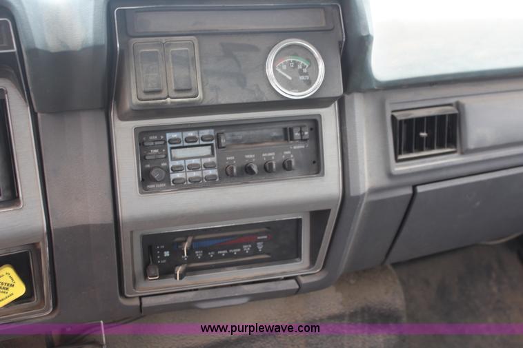 image for item BO9375 1994 Ford F700 rollback truck