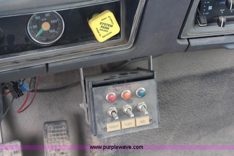 image for item BO9375 1994 Ford F700 rollback truck