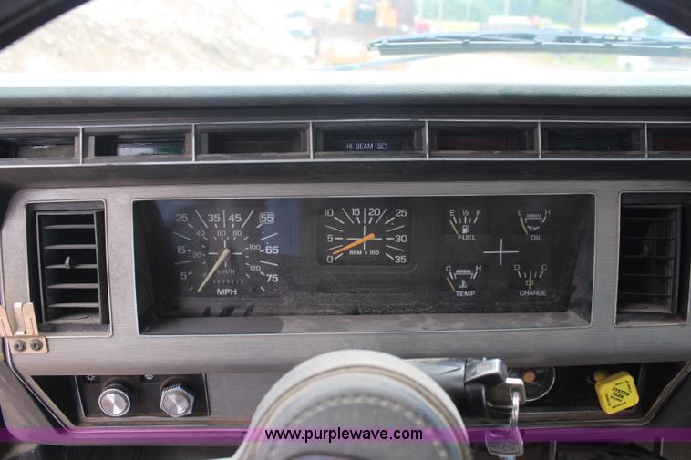 image for item BO9375 1994 Ford F700 rollback truck