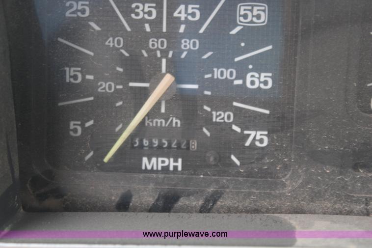 image for item BO9375 1994 Ford F700 rollback truck