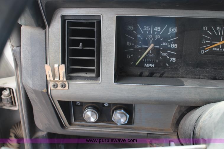 image for item BO9375 1994 Ford F700 rollback truck