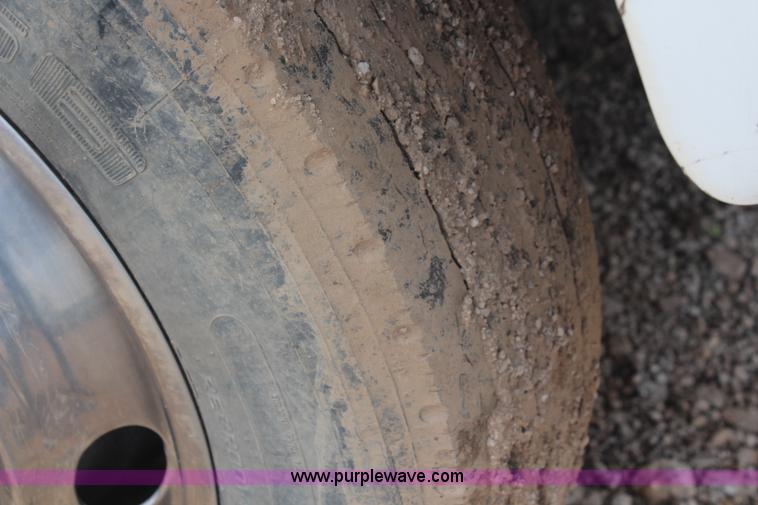 image for item BO9375 1994 Ford F700 rollback truck