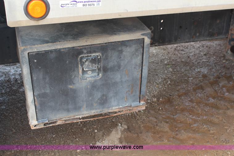 image for item BO9375 1994 Ford F700 rollback truck