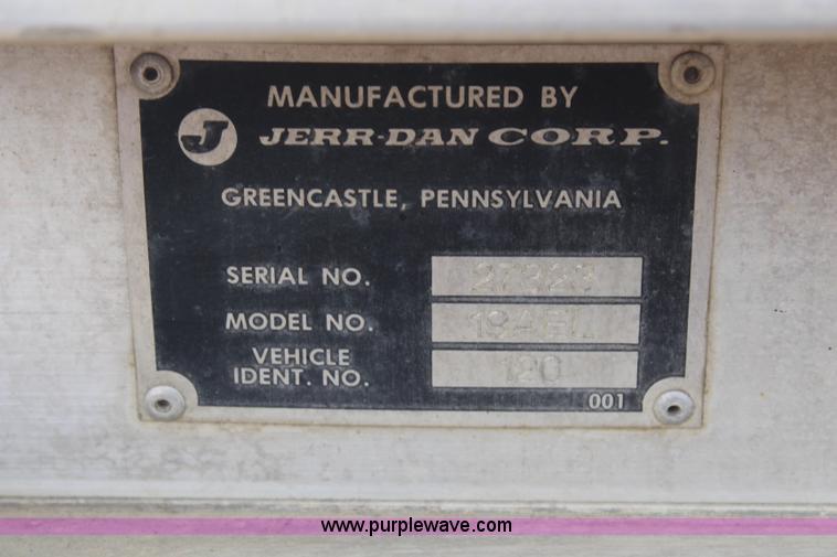 image for item BO9375 1994 Ford F700 rollback truck