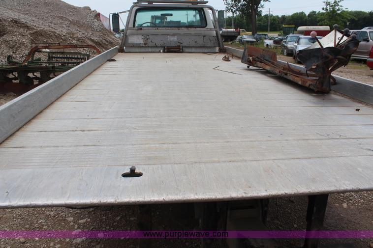 image for item BO9375 1994 Ford F700 rollback truck