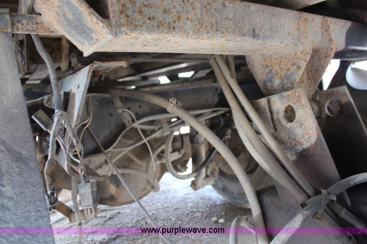 image for item BO9375 1994 Ford F700 rollback truck