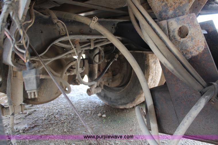 image for item BO9375 1994 Ford F700 rollback truck