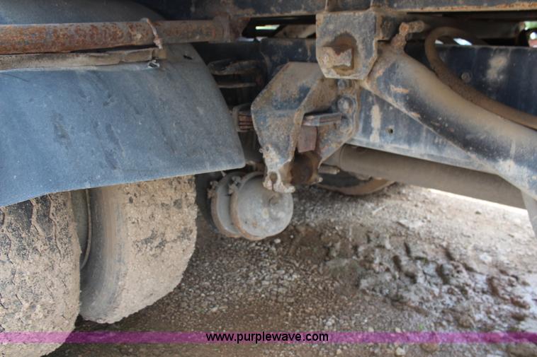 image for item BO9375 1994 Ford F700 rollback truck