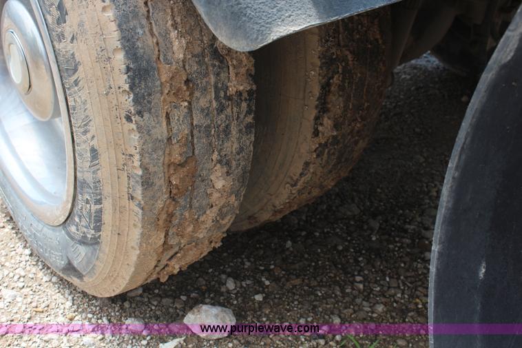 image for item BO9375 1994 Ford F700 rollback truck