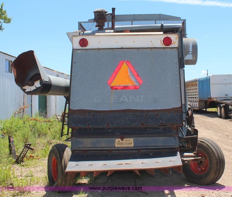 image for item BO9389 Gleaner M combine