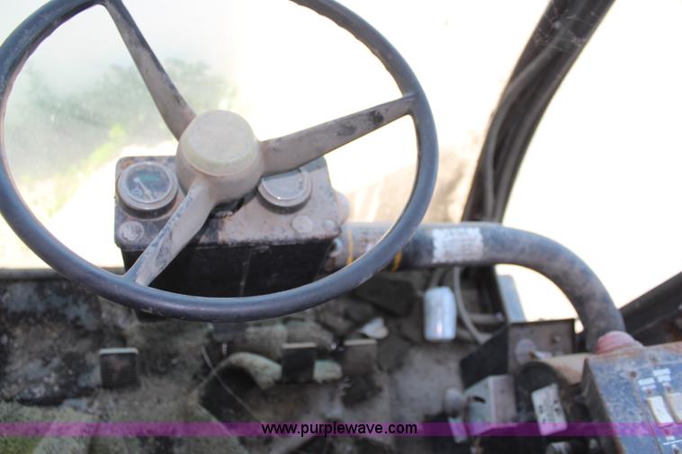 image for item BO9389 Gleaner M combine