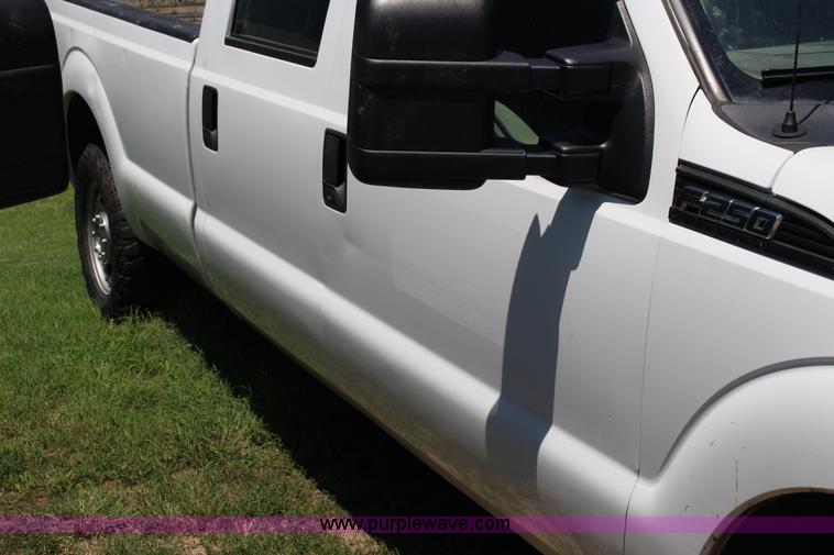 image for item F7992 2011 Ford F250 Super Duty Crew Cab pickup truck
