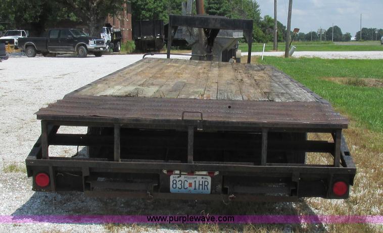 image for item H3251 1989 Hillsboro gooseneck trailer
