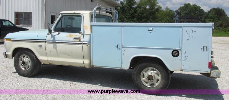 image for item H3255 1976 Ford F250 utility truck