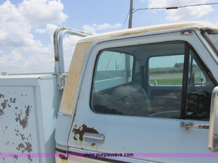 image for item H3255 1976 Ford F250 utility truck