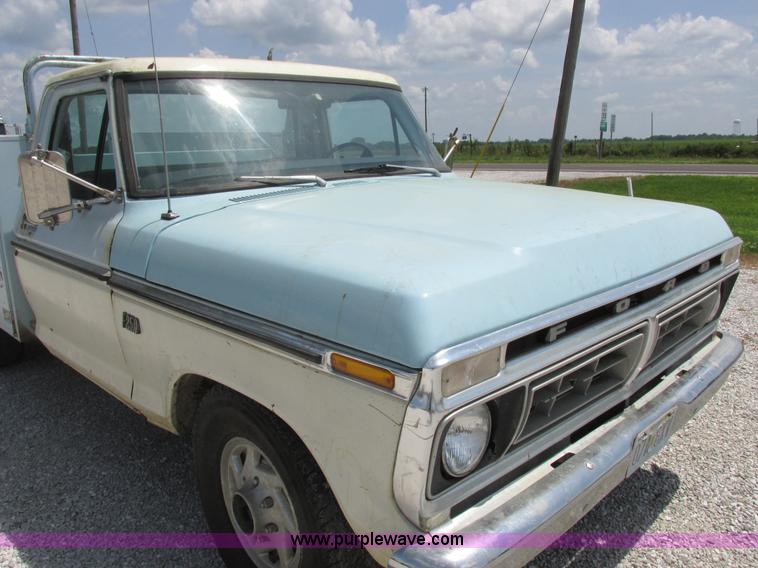 image for item H3255 1976 Ford F250 utility truck