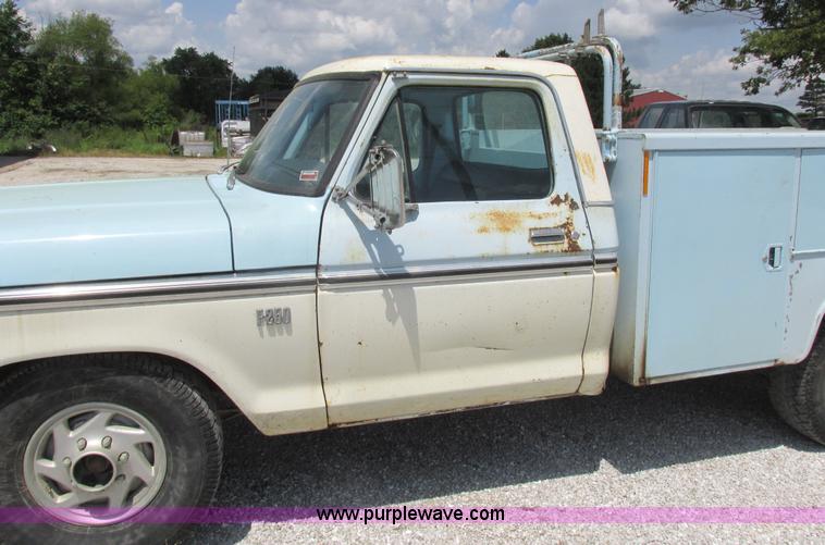 image for item H3255 1976 Ford F250 utility truck