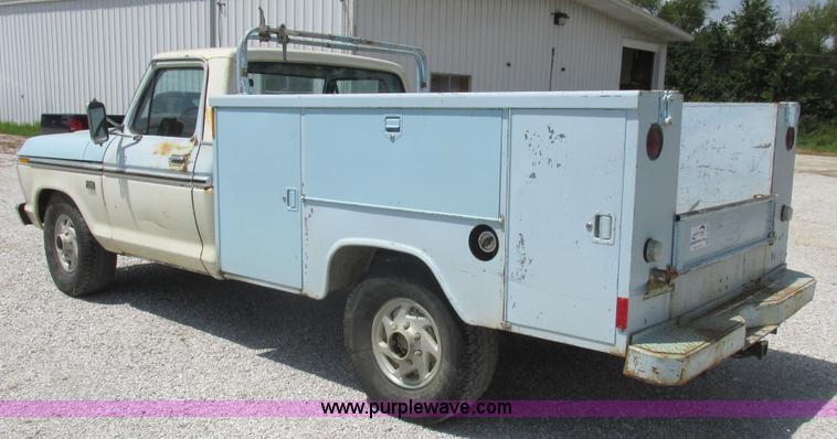image for item H3255 1976 Ford F250 utility truck