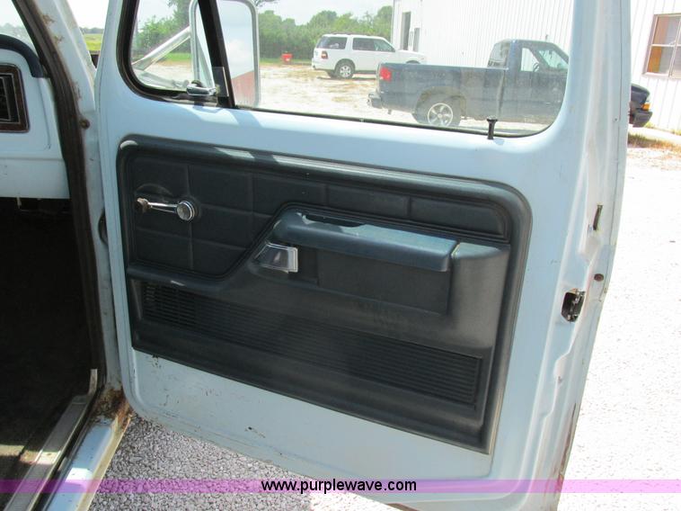 image for item H3255 1976 Ford F250 utility truck