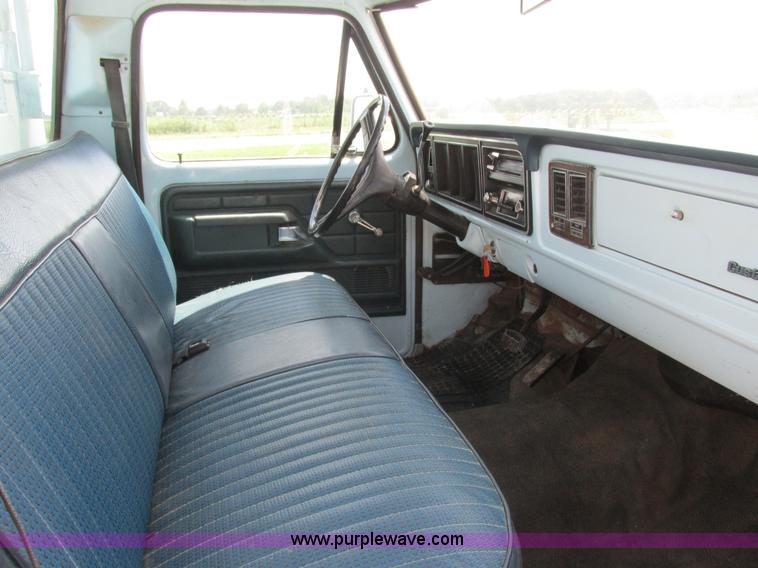 image for item H3255 1976 Ford F250 utility truck
