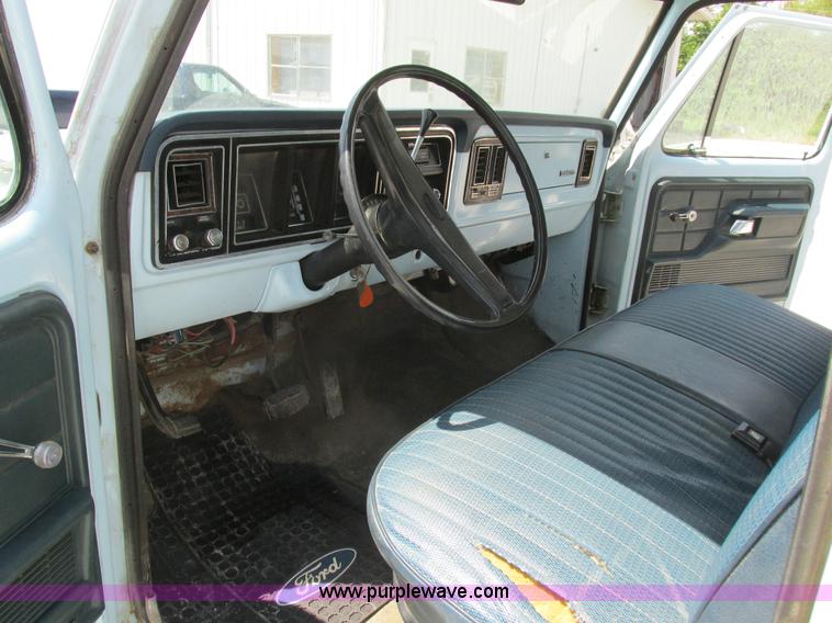 image for item H3255 1976 Ford F250 utility truck