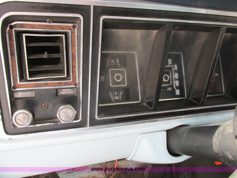 image for item H3255 1976 Ford F250 utility truck