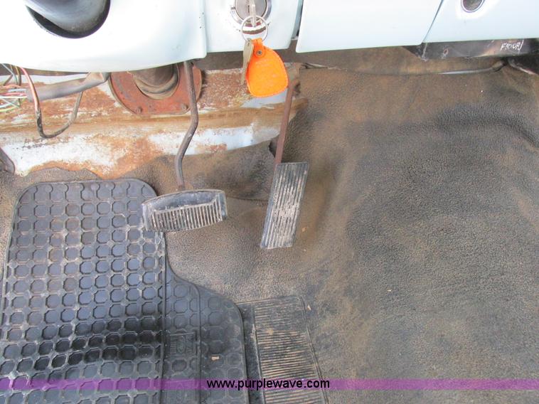 image for item H3255 1976 Ford F250 utility truck