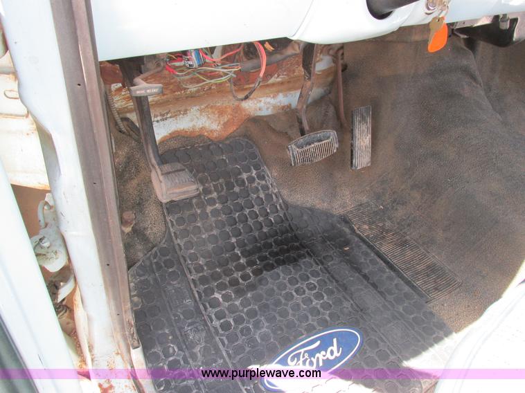 image for item H3255 1976 Ford F250 utility truck