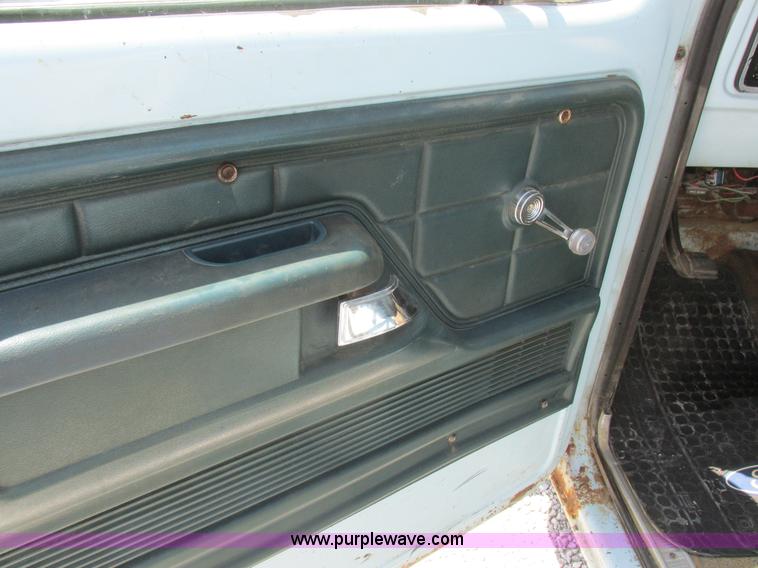 image for item H3255 1976 Ford F250 utility truck