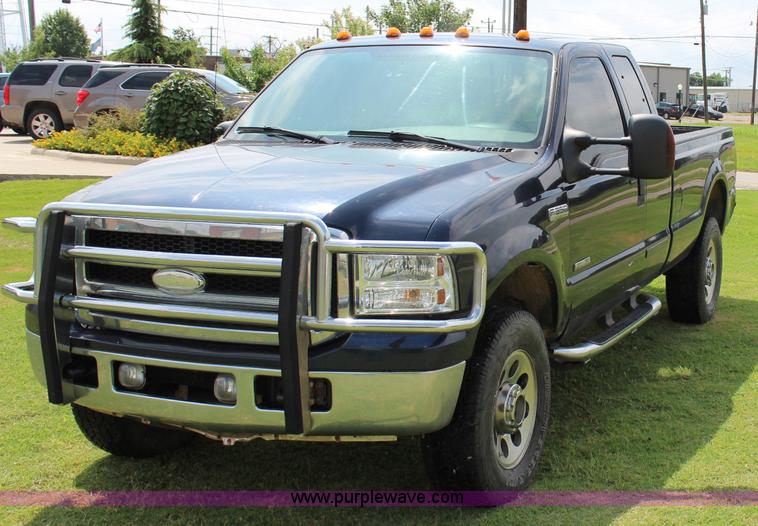 image for item I1636 2006 Ford F350 Super Duty XLT FX4 pickup truck