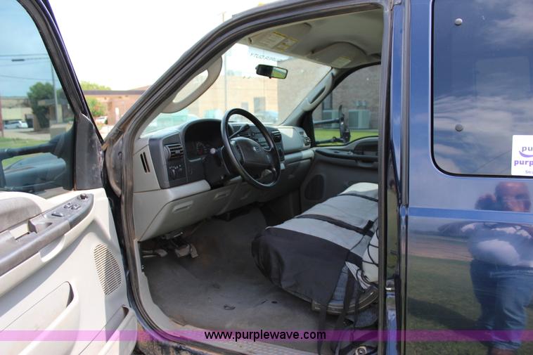 image for item I1636 2006 Ford F350 Super Duty XLT FX4 pickup truck