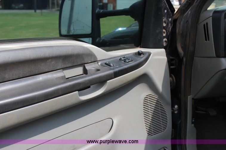image for item I1636 2006 Ford F350 Super Duty XLT FX4 pickup truck