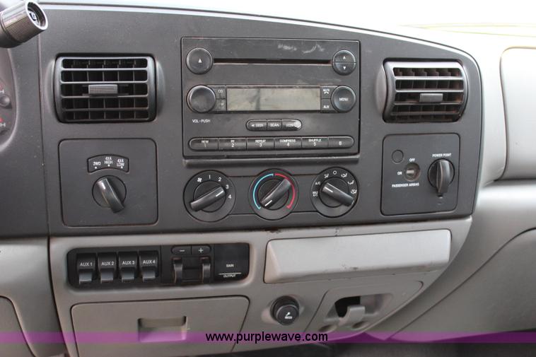 image for item I1636 2006 Ford F350 Super Duty XLT FX4 pickup truck