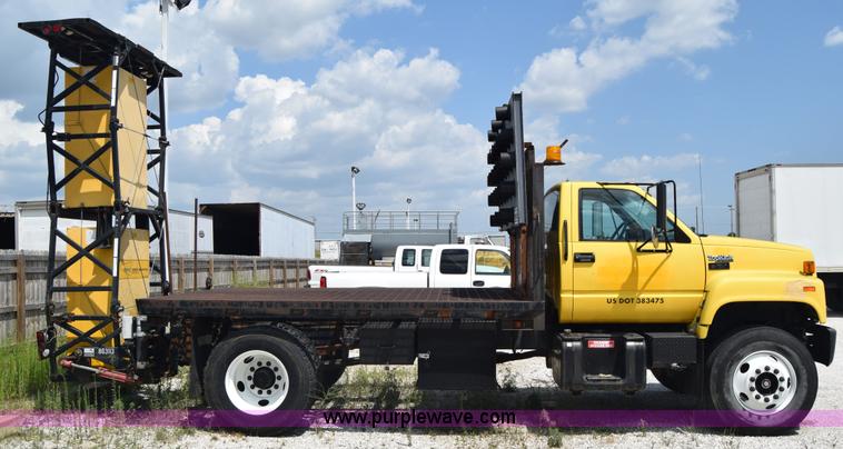 image for item I2041 1995 GMC TopKick flatbed truck