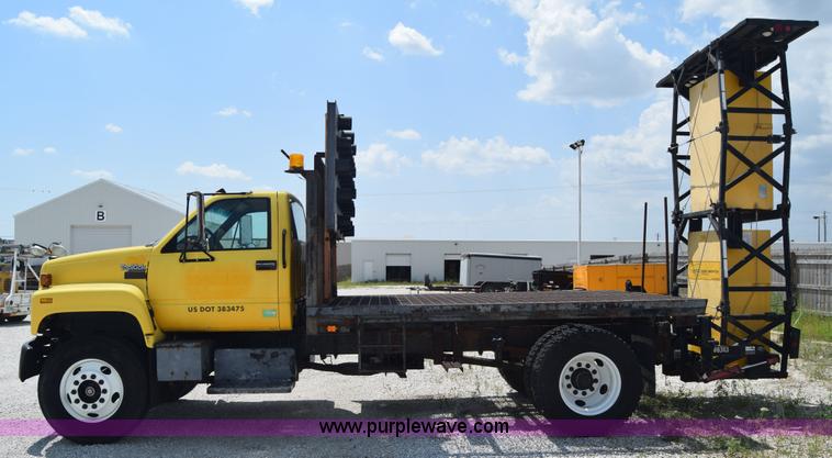 image for item I2041 1995 GMC TopKick flatbed truck