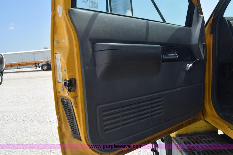 image for item I2041 1995 GMC TopKick flatbed truck