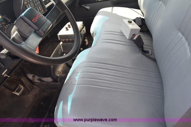 image for item I2041 1995 GMC TopKick flatbed truck