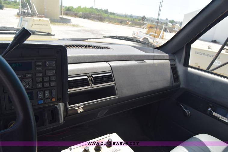 image for item I2041 1995 GMC TopKick flatbed truck