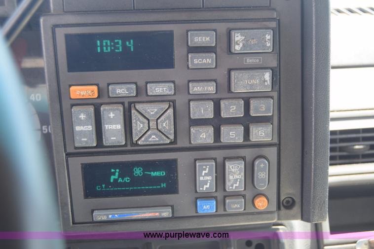 image for item I2041 1995 GMC TopKick flatbed truck