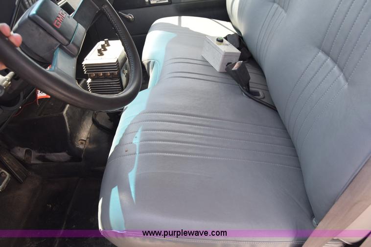 image for item I2041 1995 GMC TopKick flatbed truck