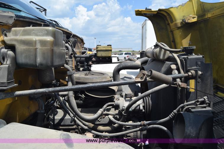 image for item I2041 1995 GMC TopKick flatbed truck