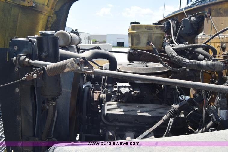 image for item I2041 1995 GMC TopKick flatbed truck