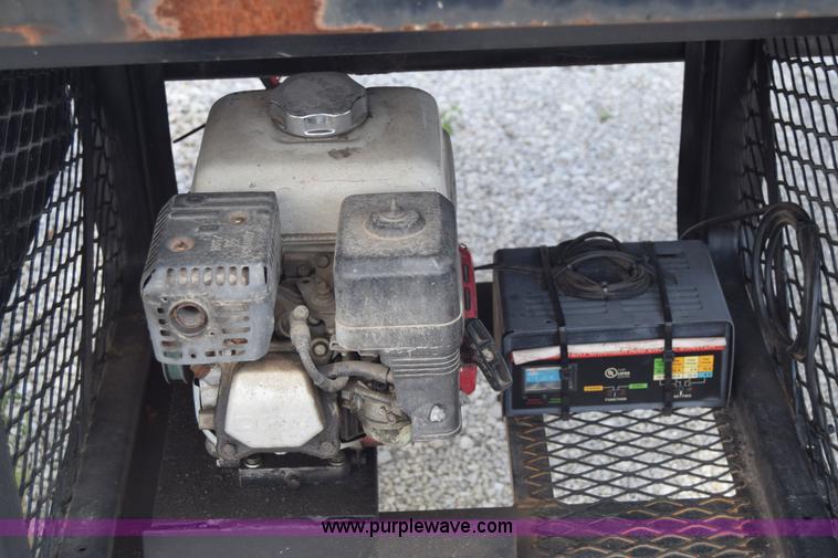 image for item I2041 1995 GMC TopKick flatbed truck